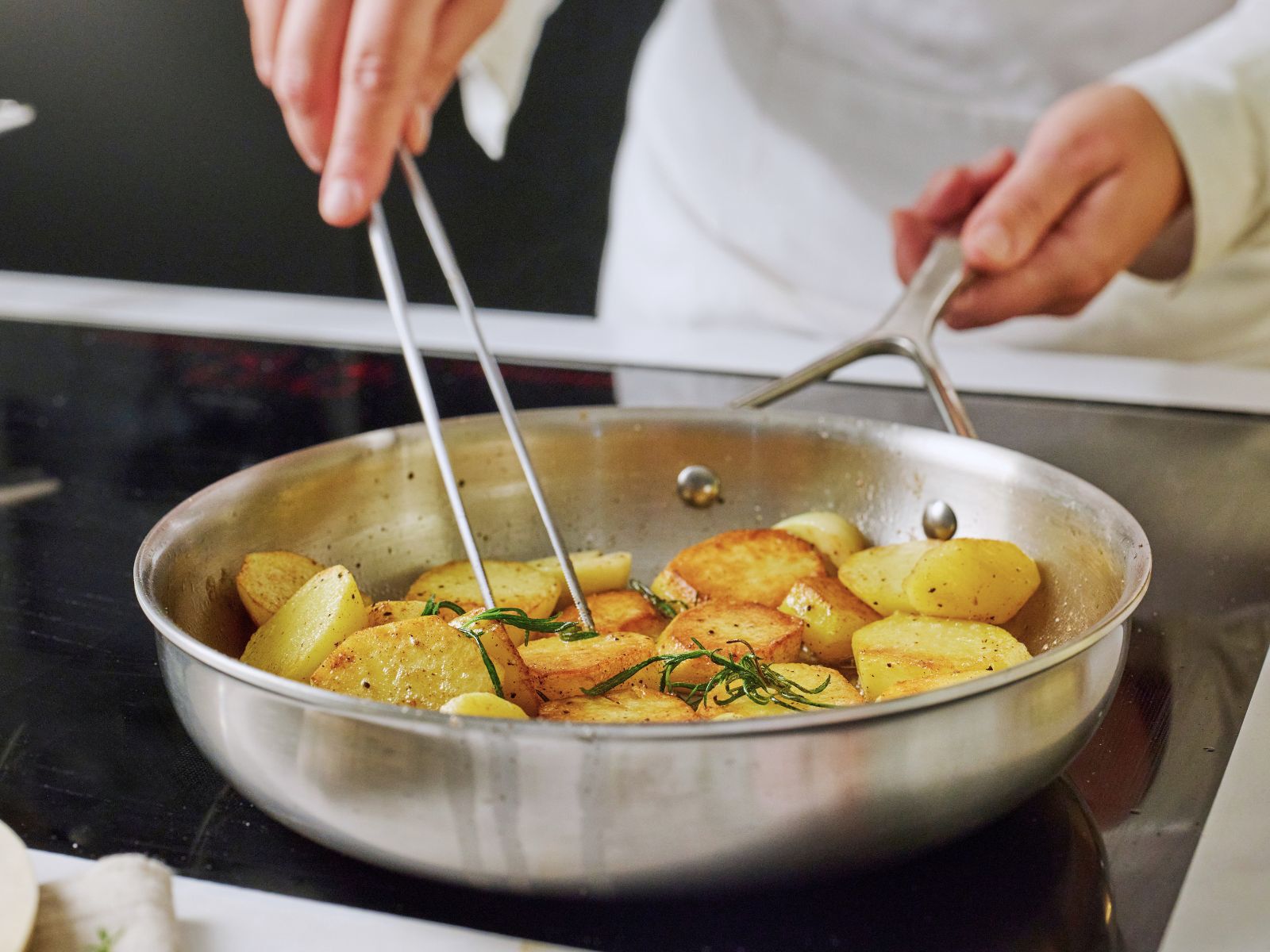 aardappelen die zonder deksel krokant worden gebakken