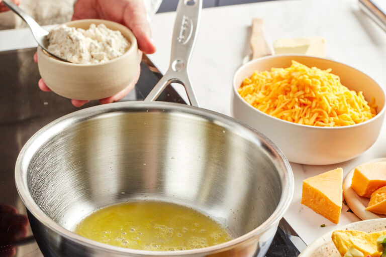 Roux maken in een pan met boter en bloem