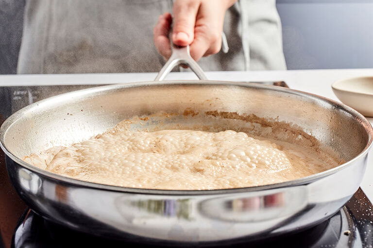 Saus die rustig inkookt in een pan