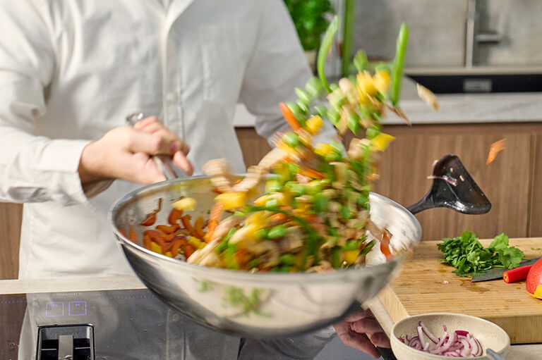 Ingrediënten die worden gesauteerd in een pan