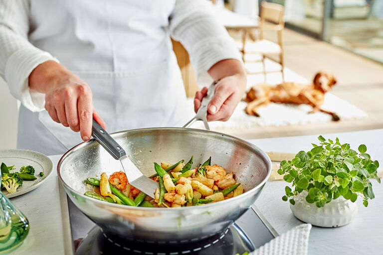 Ingrediënten die worden geroerbakt in een wok