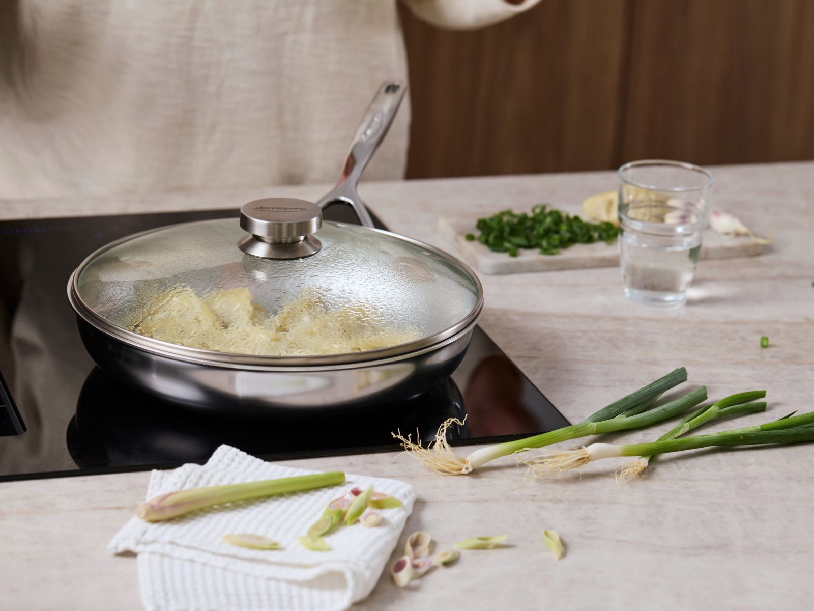 Pan met stoom onder het deksel
