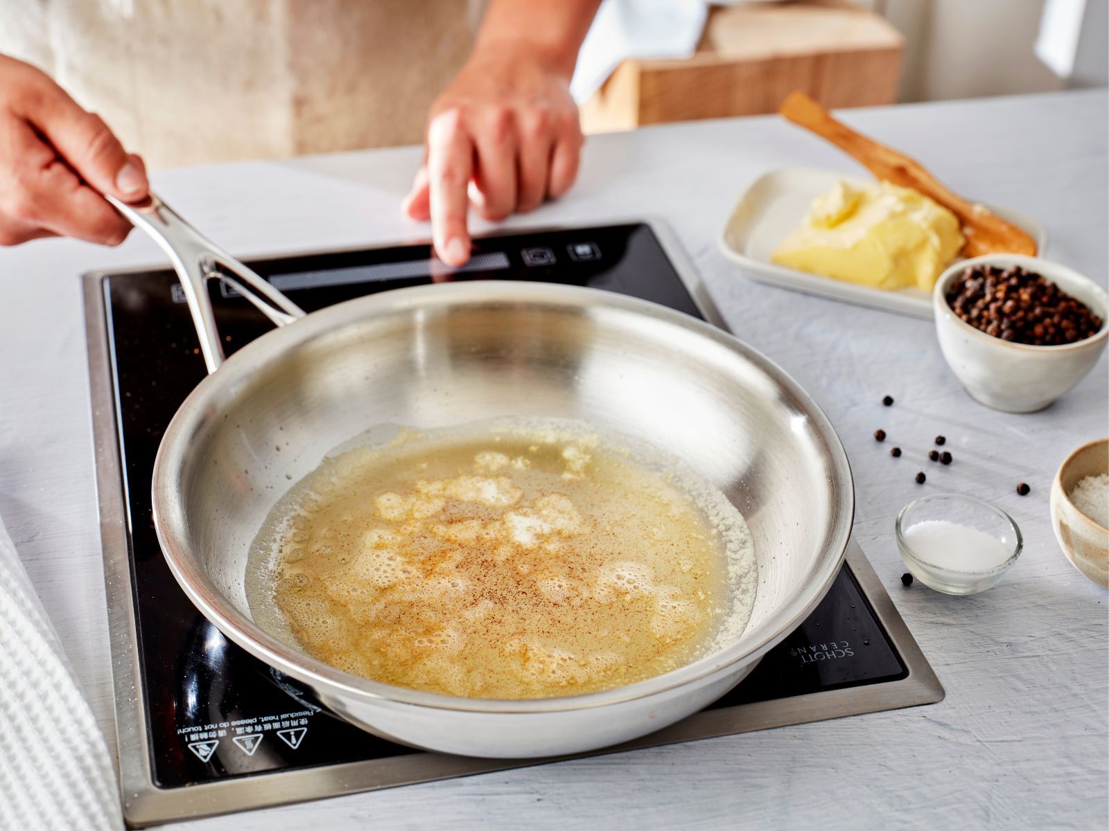 Boter die in een pan smelt en licht goud kleurt