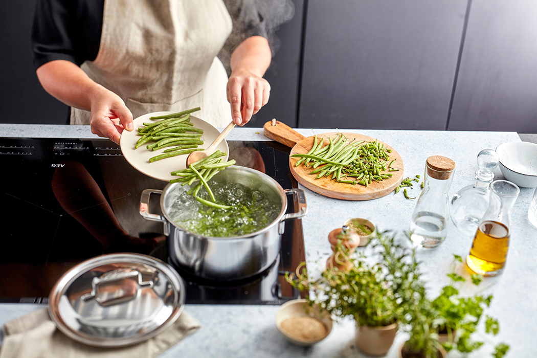 Groenten die worden geblancheerd in kokend water
